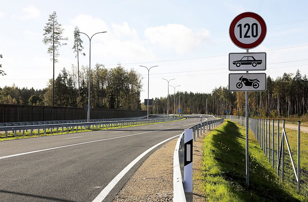 Vai esat Latvijā jau agrāk šādas ceļa zīmes redzējuši? Par vienu droši, ka ir skaidrs jau intuitīvi, savukārt zīme Nr. 552, iespējams, tiešām ir piemirsusies: baltā auto piktogramma uz zilā fona norāda, ka atrodamies uz ātrgaitas ceļa.