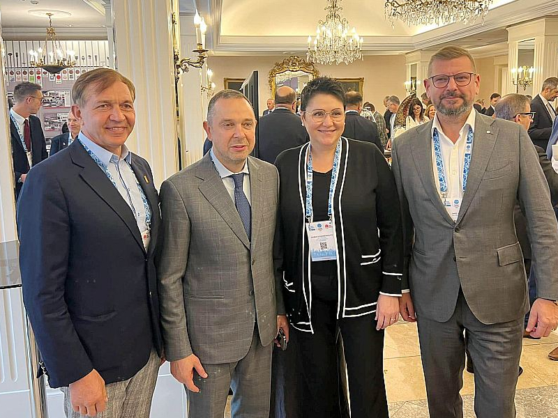 LOK prezidents Jānis Buks (no labās) kopā ar Baltijas kolēģiem, Ukrainas Olimpiskās komitejas prezidentu un šīs valsts jaunatnes un sporta ministru Vadimu Gutcaitu (otrais no kreisās).