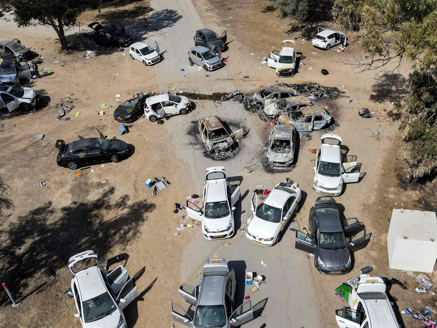 Pamestas un iznīcinātas automašīnas vietā, kur palestīniešu grupējuma "Hamas" teroristi sarīkoja uzbrukumu Izraēlas deju mūzikas festivāla
apmeklētājiem. Šajā vietā tika nogalināti ap 260 civiliedzīvotāju.