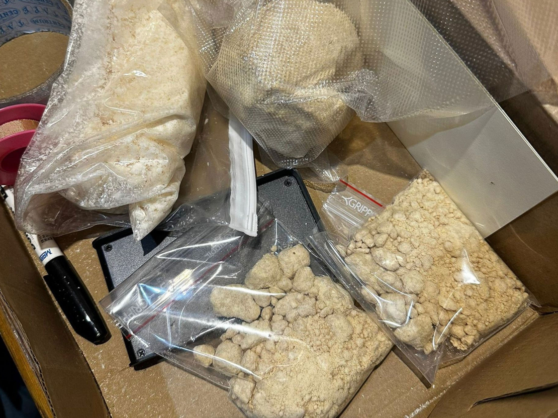 Policija autoservisā uziet amfetamīna ražotni.