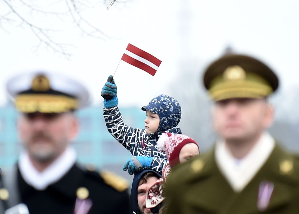 11. novembra krastmalā notiek Latvijas Republikas proklamēšanas gadadienas parādes vērotāji.
