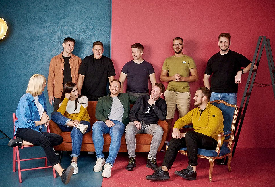 Uzņēmuma "Swotzy" komanda (augšējā rindā no kreisās) Nikolas Cinis, Lauris Rutkis, Uģis Bērziņš, Kaspars Lāns, Jēkabs Hincenbergs. Apakšējā rindā no kreisās – Alise Birzniece, Jeļena Rutka, Oskars Baltais, Krists Viļumsons, Kristians Jenčiuss.