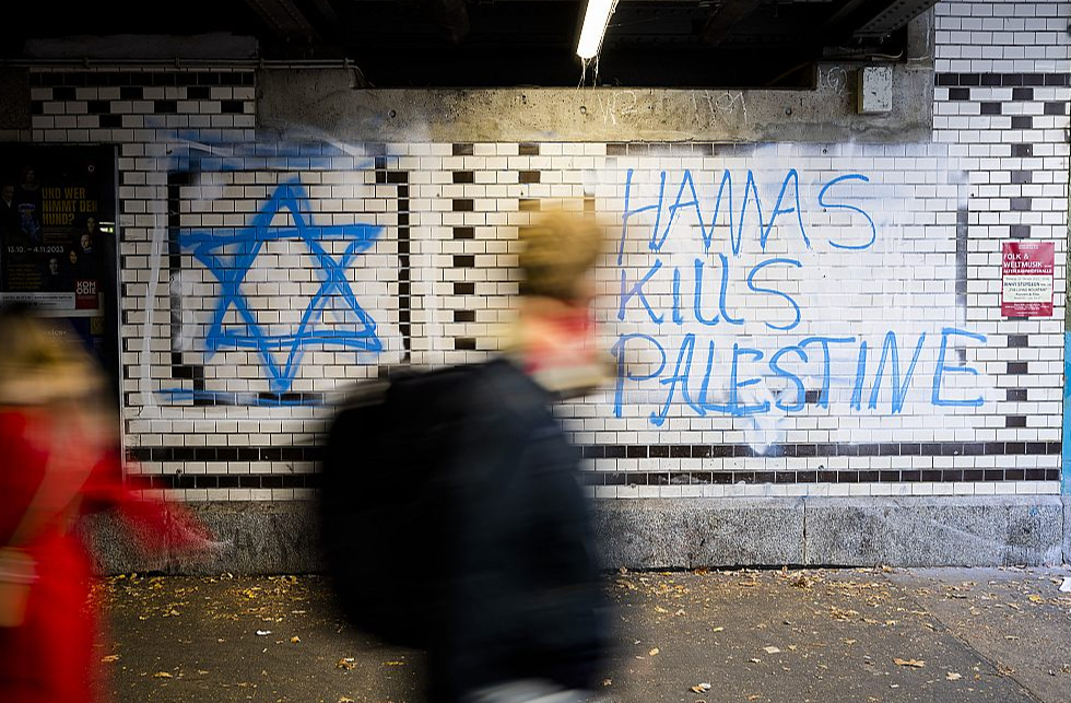 Uzraksts uz sienas Berlīnes metrostacijā vēsta: "Hamās" nogalina Palestīnu.
