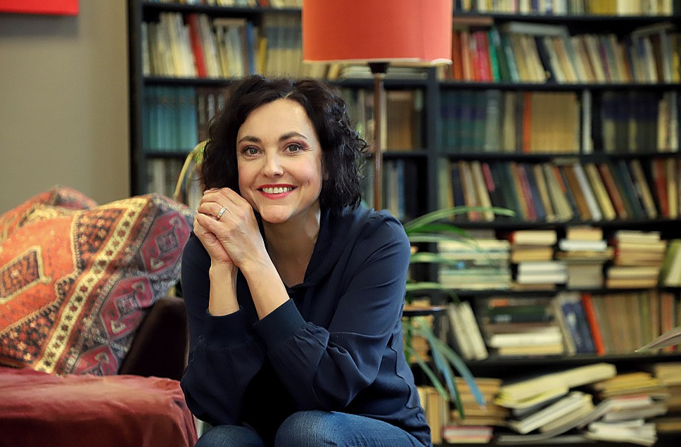 Baiba Broka: "Izrāde ir nedaudz grotesks 90. gadu atainojums, un to ieteiktu skatīties ļoti atvērti, ar maksimālu iejūtību un humora izjūtu."