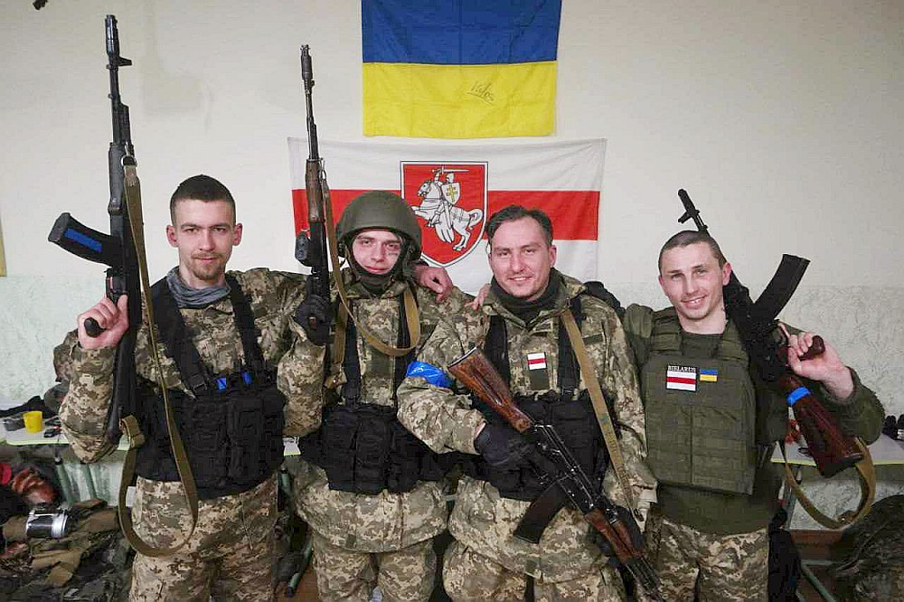 Baltkrievi uzskata, ka viņi Ukrainā karo arī par savas dzimtenes brīvību. Oļegs (otrais no labās) kopā ar saviem kaujas biedriem.