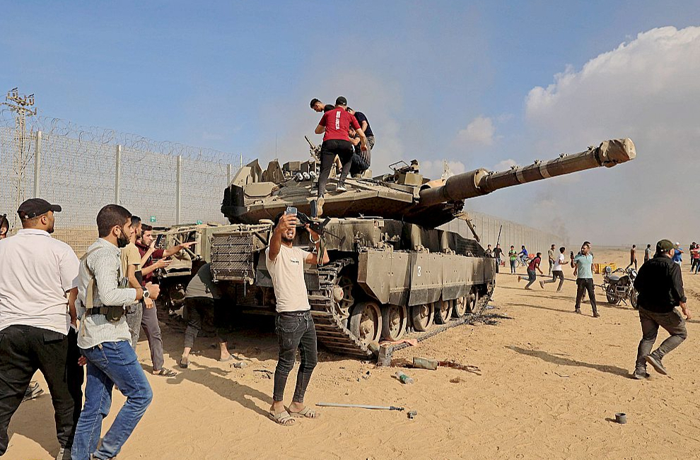 Palestīnieši sagrābuši izraēliešu tanku pēc izlaušanās cauri robežas žogam, 7. oktobris.