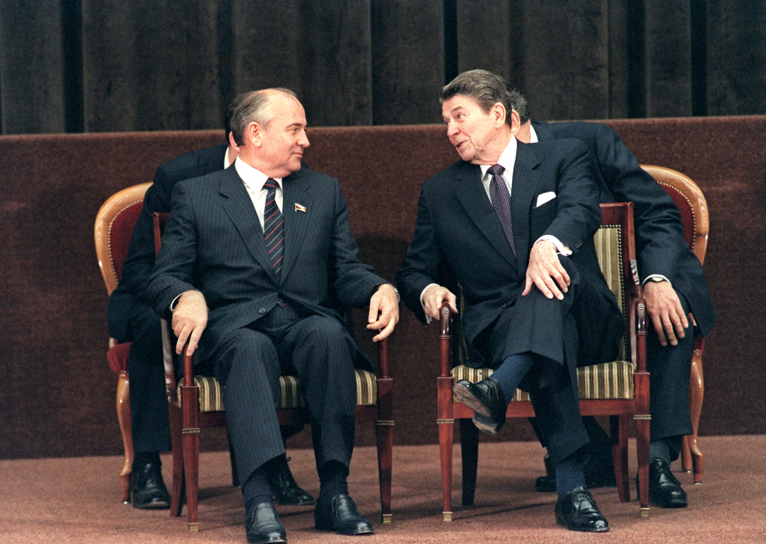 ASV prezidents Ronalds Reigans (no labās) sarunājas ar PSRS ģenerālsekretāru Mihailu Gorbačovu samita laikā Ženēvā. 1985. gada 21. novembris.