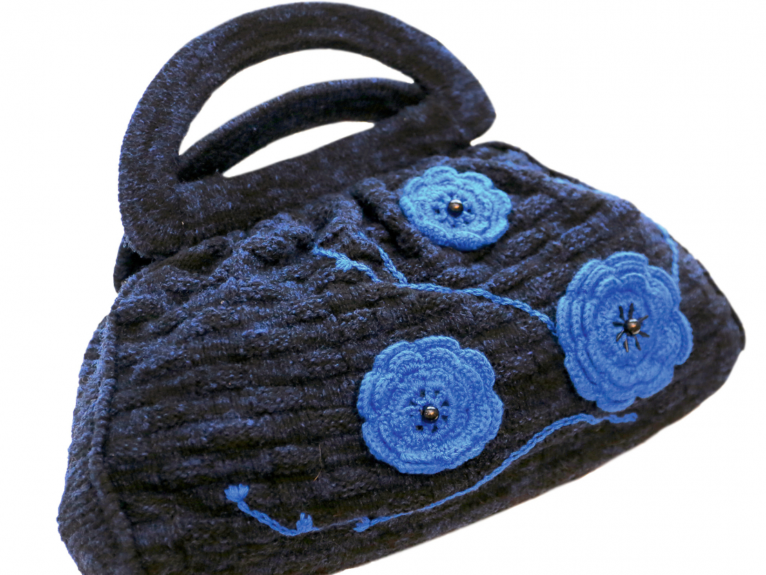 Adīta somiņa ar tamborētiem ziediem.