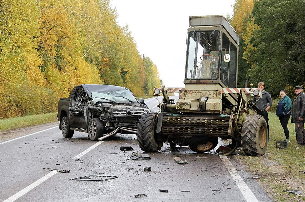 Uz autoceļa Rēzekne–Kārsava "Nissan" džips ieskrēja aizmugurē pašgājējam zāles pļāvējam. 