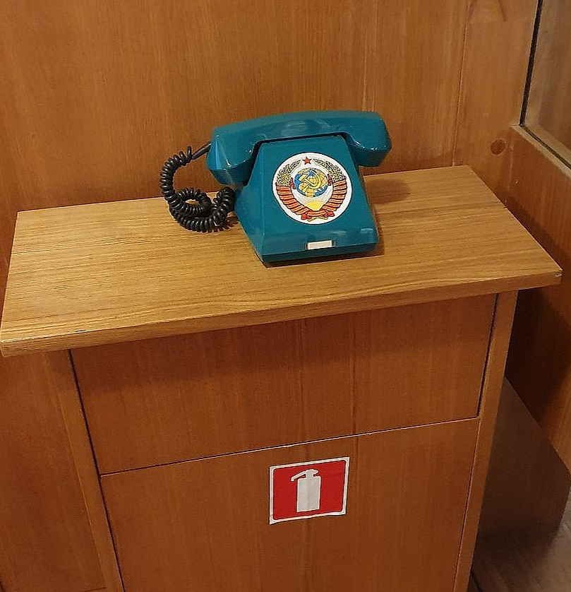 Krievijas valstij piederošā sanatorija "Jantarnij Bereg", kas tagad pakļauta starptautiskajām sankcijām un pārtraukusi darbību, ir Krievijas prezidenta lietu pārvaldes "Atveseļošanas kompleksa "BOR"" filiāle, bet tās kontrolētājs ir Vladimirs Putins. Tālajā 2009. gadā, kad uzņemts šis foto, "Jantarnij Bereg" bija populāra atpūtas vieta noteiktās agresorvalsts aprindās.