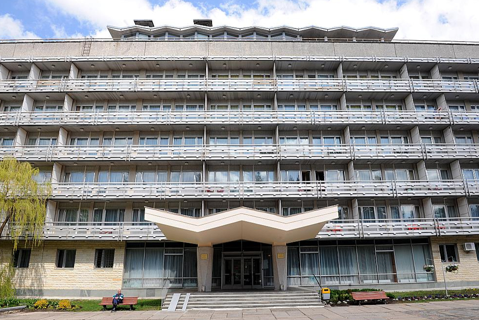 Krievijas valstij piederošā sanatorija "Jantarnij Bereg", kas tagad pakļauta starptautiskajām sankcijām un pārtraukusi darbību, ir Krievijas prezidenta lietu pārvaldes "Atveseļošanas kompleksa "BOR"" filiāle, bet tās kontrolētājs ir Vladimirs Putins. Tālajā 2009. gadā, kad uzņemts šis foto, "Jantarnij Bereg" bija populāra atpūtas vieta noteiktās agresorvalsts aprindās.