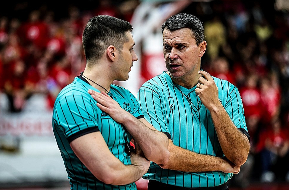 Tiesnešu atbildībā neietilpst sekošana tam, vai uz tablo ir pareizs rezultāts, taču mačs beidzas tikai tad, kad viņi ir parakstījuši spēles protokolu.