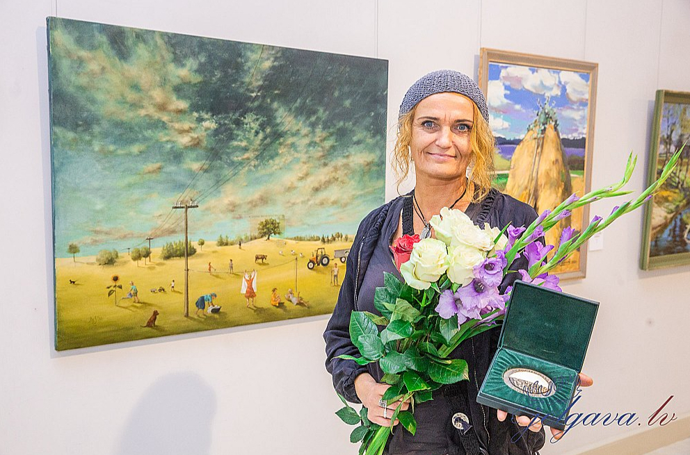 Ģederta Eliasa balvas laureāte Ilze Smildziņa pie sava darba "Veļas diena", 2023, a. e., 90x120 cm.