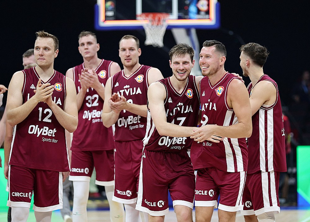 Latvijas basketbola izlase nākamgad jūlijā varēs cīnīties par ceļazīmi uz Parīzes olimpiskajām spēlēm. Ja kvalifikācijas turnīrs notiks Rīgā, tad valstij tas izmaksās iespaidīgus 4,7 miljonus eiro.