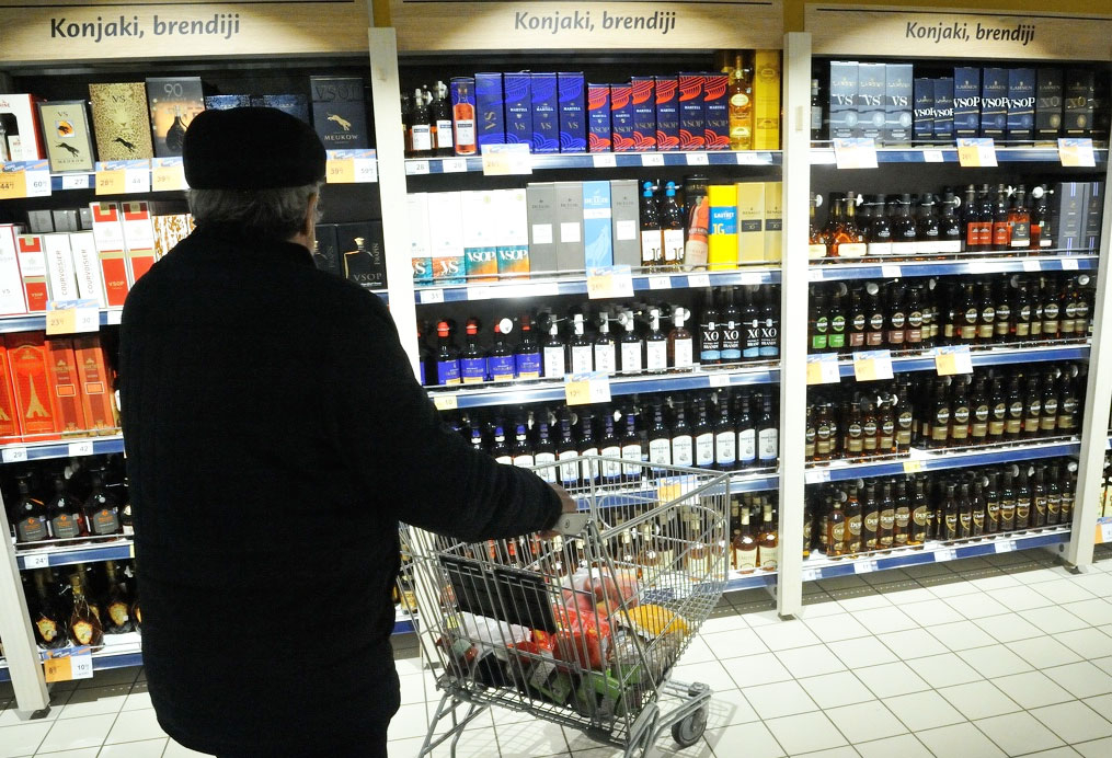 Alkohola piedāvājums un stendi veikalā.