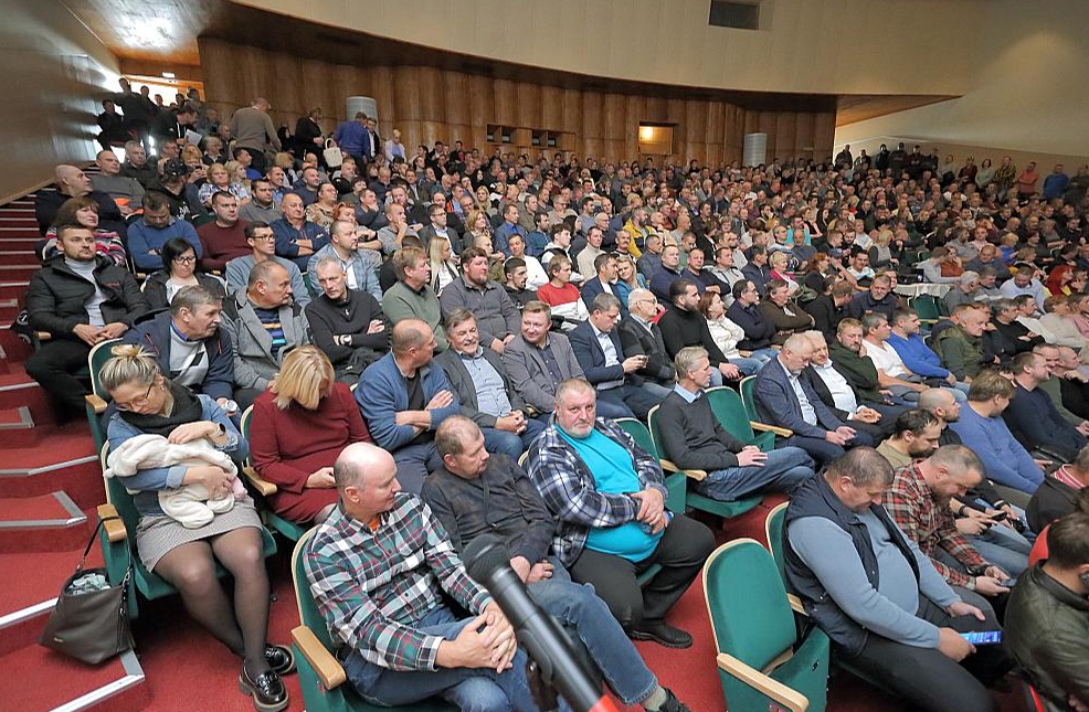 Slampes kultūras pils, kur lauksaimnieku ārkārtas sapulci vakar rīkoja biedrība "Zemnieku saeima", bija stāvgrūdām pilna ar zemniekiem, kas cerēja rast skaidrību jaunākajos birokrātijas līkločos.
