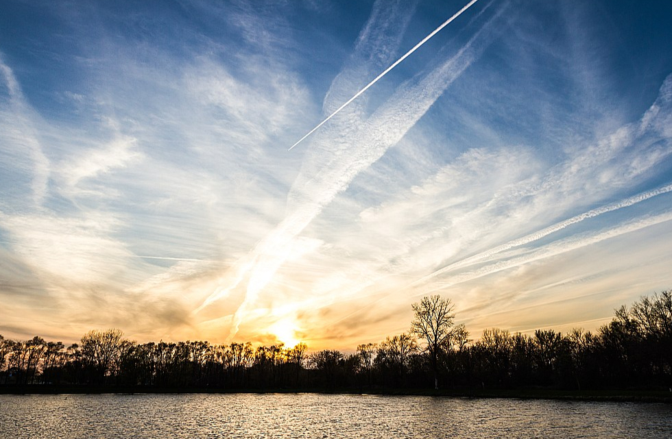 Relatīvais lētums un, iespējams, vienkāršība, kā zemes atmosfēru varētu atdzesēt ar ģeoinženierijas metodēm liek valstu valdībām arvien vērīgāk sekot pētījumiem šajā jomā. Vai nonāksim līdz ģeoinženierijas metodēm reālajā dzīvē – to noteiks nākotnes diskusijas vai iespējamie pozitīvie efekti būs svarīgāki par grūti paredzamajiem negatīvajiem.