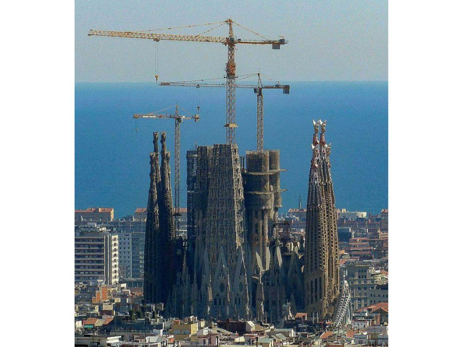 "Sagrada Familia" būve turpinās.
