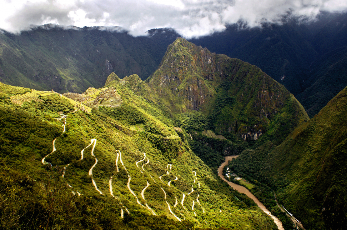 Maču Pikču līkumotie ceļi pie Urubambas.