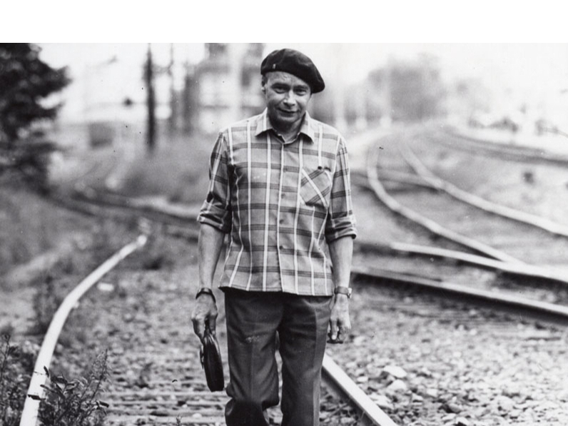 Ojārs Vācietis pie dzelzceļa sliedēm Pārdaugavā. 1981. gada augusts
