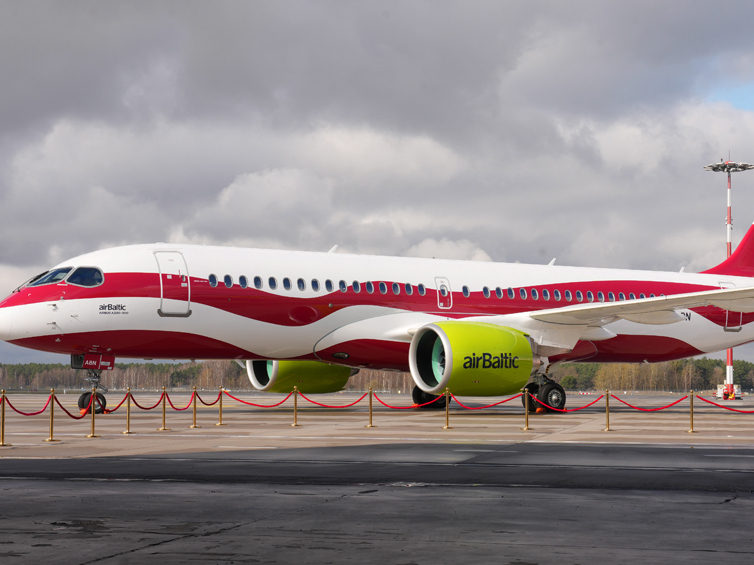"Air Baltic" ir vienīgais Latvijas neatkarības laikā
radītais uzņēmums, kuram ir dominējošā pozīcija arī Igaunijas un Lietuvas tirgū. Par to un arī par lielo skaitu galamērķu, uz kuriem uzņēmums lido no Rīgas, kaimiņi mūs atklāti apskauž.