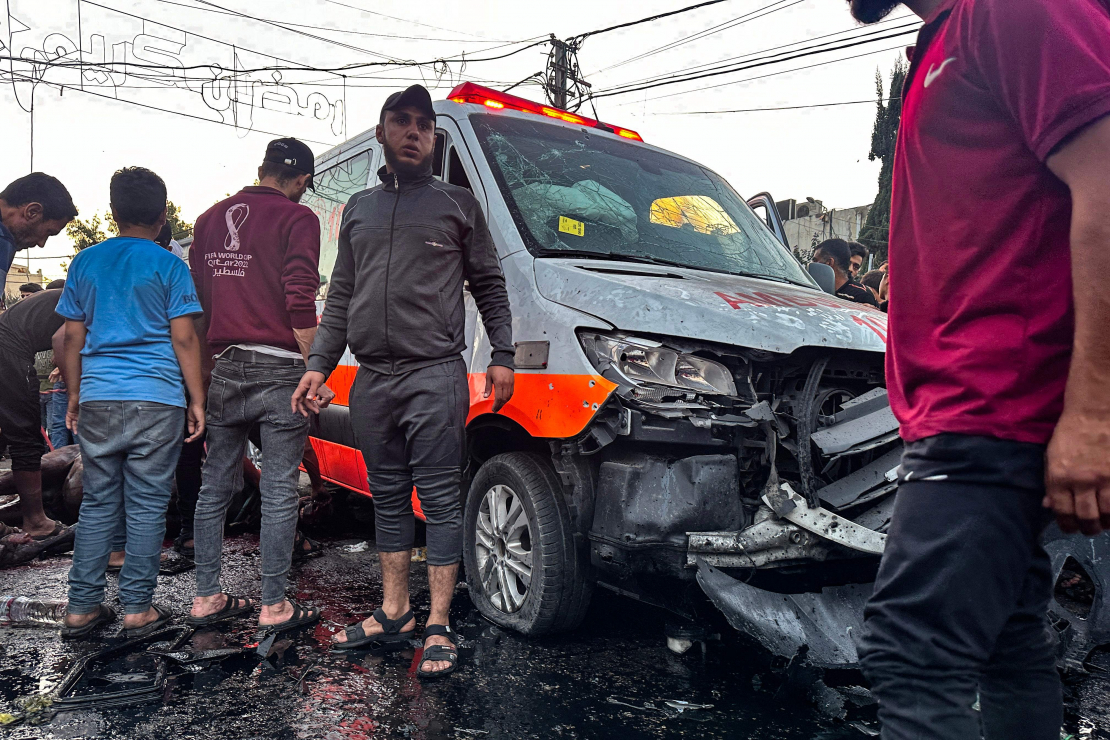 Cilvēki Gazas joslā pulcējas pie ātrās palīdzības auto, kas cietis no iespējamā Izraēlas armijas uzbrukuma.