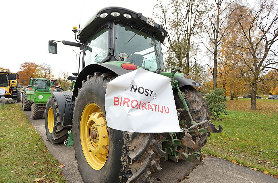 Slampē zemnieki vairākkārt norādīja uz pārregulēto ierēdniecību un birokrātisko slogu.