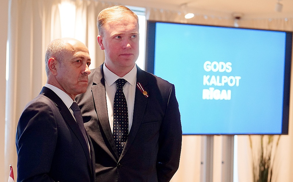 "Gods kalpot Rīgai" priekšsēdētājs Oļegs Burovs (no kreisās) partijas kongresā kopā ar jauno sabiedroto – Latvijas Zemnieku savienības līderi, ekonomikas ministru Viktoru Valaini.