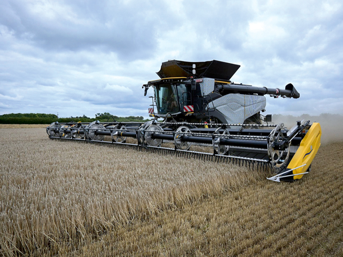 'New Holland CR' divu aksiālo rotoru ražas novākšanas kombains.