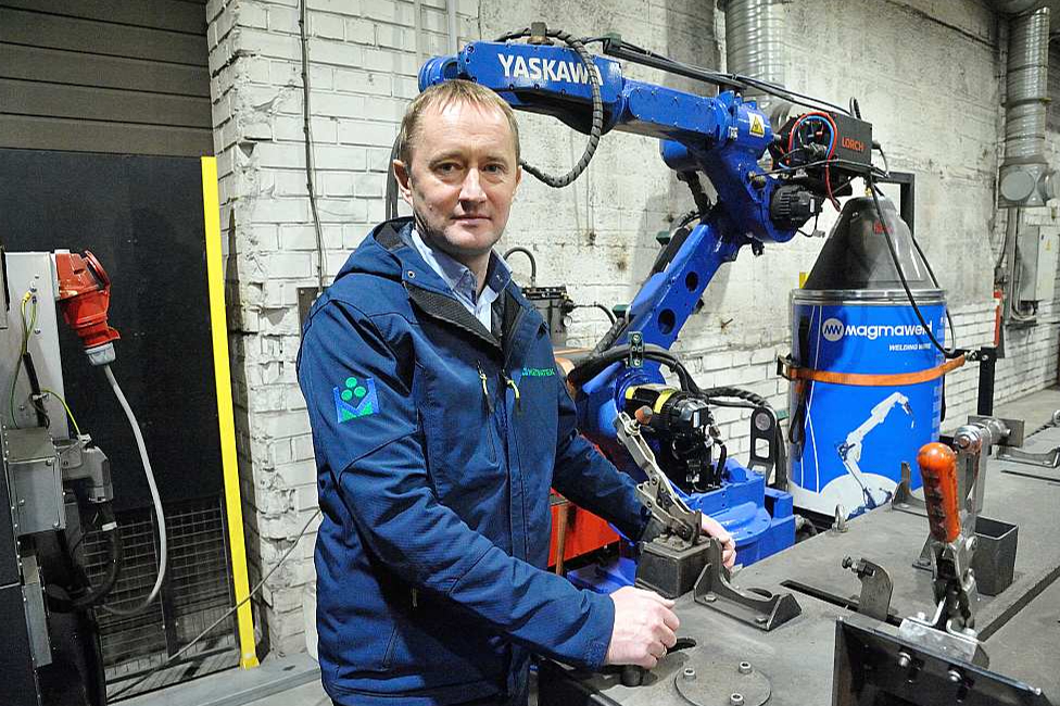 Guntis Bukalders demonstrē "Metsatek" jaunieguvumu – robotizēto metināšnas iekārtu, kura spēj aizstāt četru cilvēku darbu, taču kas vēl svarīgāk – nodrošina nemainīgi augstu metināšnas kvalitāti.