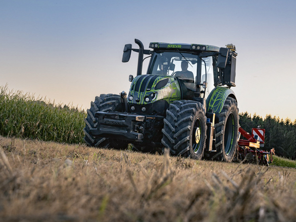 'Steyr' hibrīdtraktors CVT.