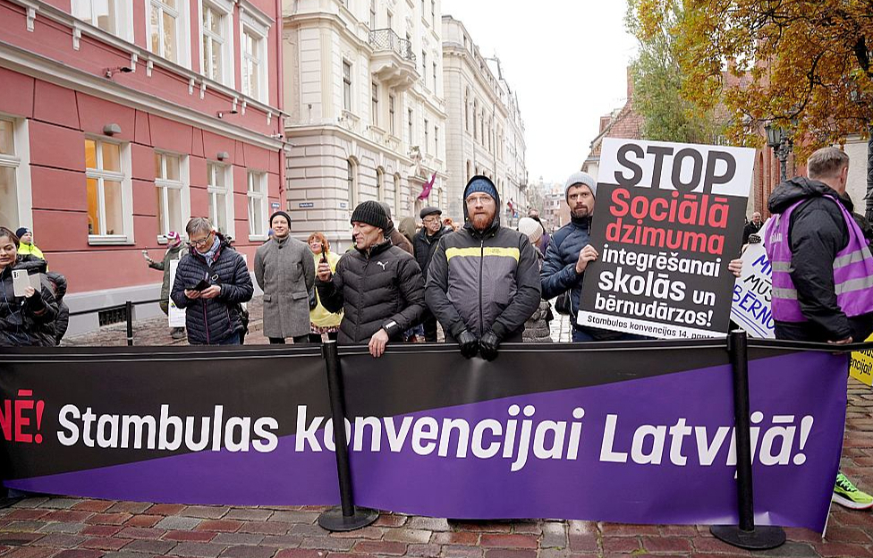 Pie Saeimas vakar bija ieradušies arī protestētāji, kuri iebilst pret Stambulas konvencijas ratifikāciju.