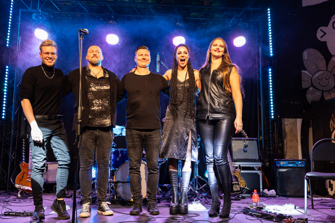 Mūziķe Ei Fe prezentē albumu “Piedzīvot sevi”