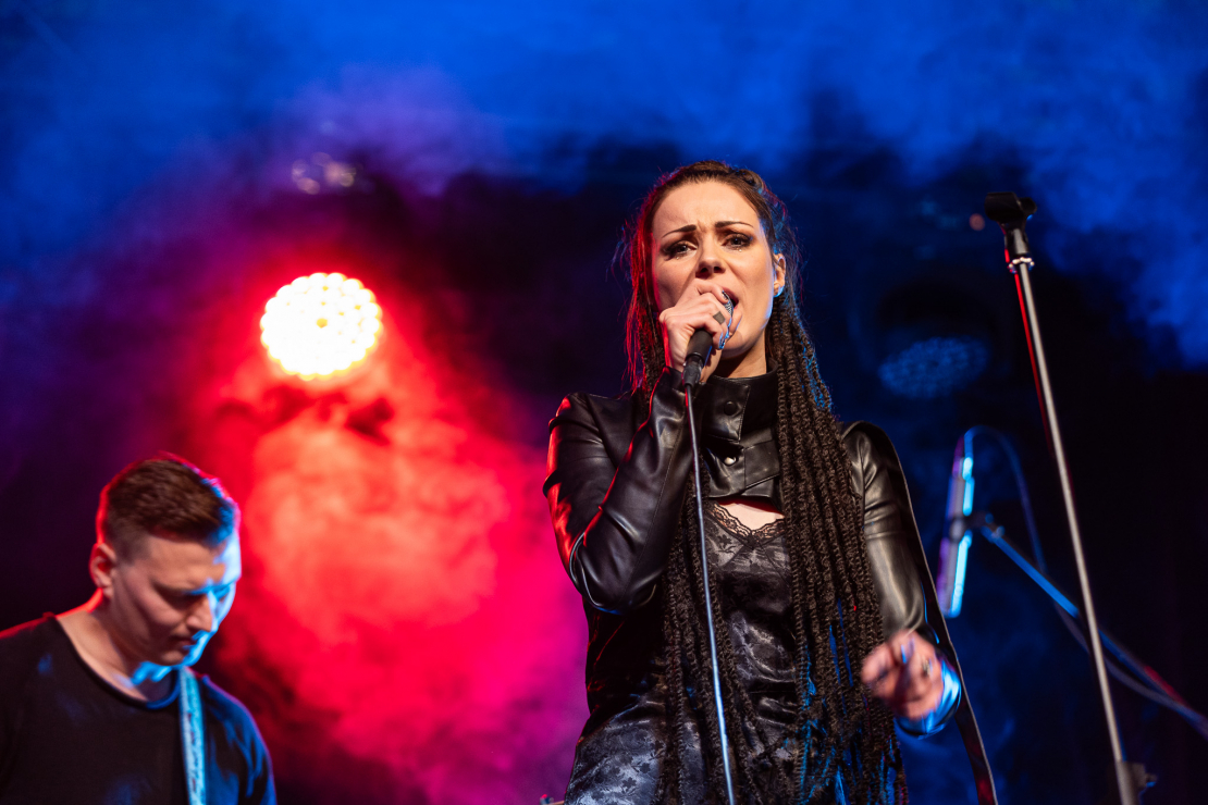 Mūziķe Ei Fe prezentē albumu “Piedzīvot sevi”