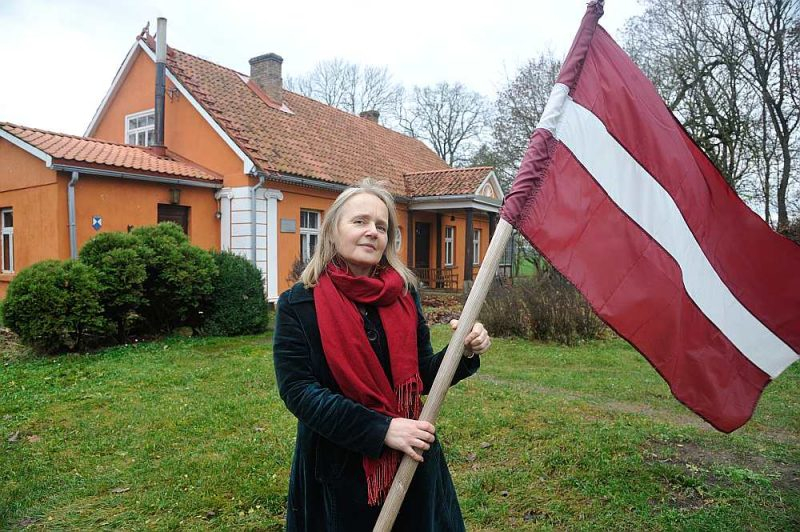 “Pūšat taures, skanat zvani, saule, plašu gaismu lej! Karogs sarkan-balti-sarkans vējos atraisījies skrej,” rakstīja Edvarts Virza. Ikreiz, atgriežoties Billītēs, Diāna Jance izkar karogu. “Just visus savus senčus sev aiz muguras – tā ir stipra un svarīga sajūta, kuras Latvijā daudziem, iespējams, pietrūkst.”