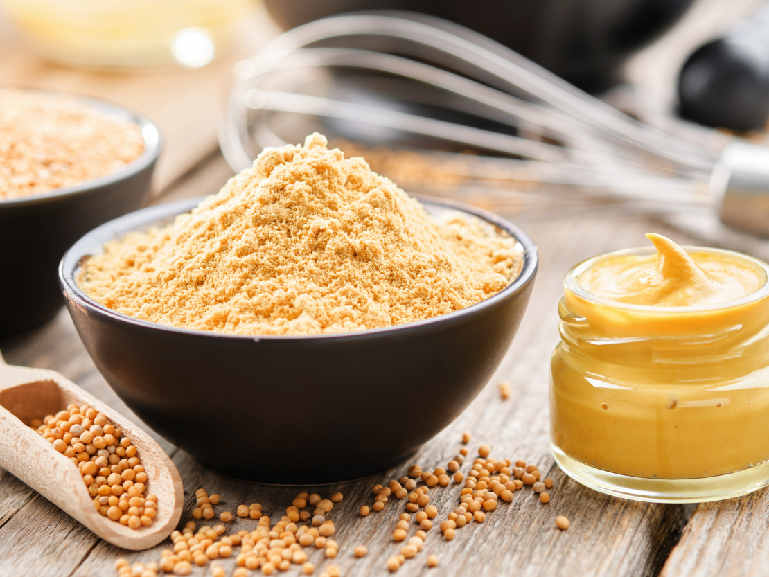 Sinepju sēklas satur ēteriskās eļļas, šķiedrvielas, olbaltumvielas, omega-3taukskābes, fosforu, varu, selēnu, dzelzi, cinku,  vitamīnu, B grupas vitamīnus un citas vērtīgas vielas.