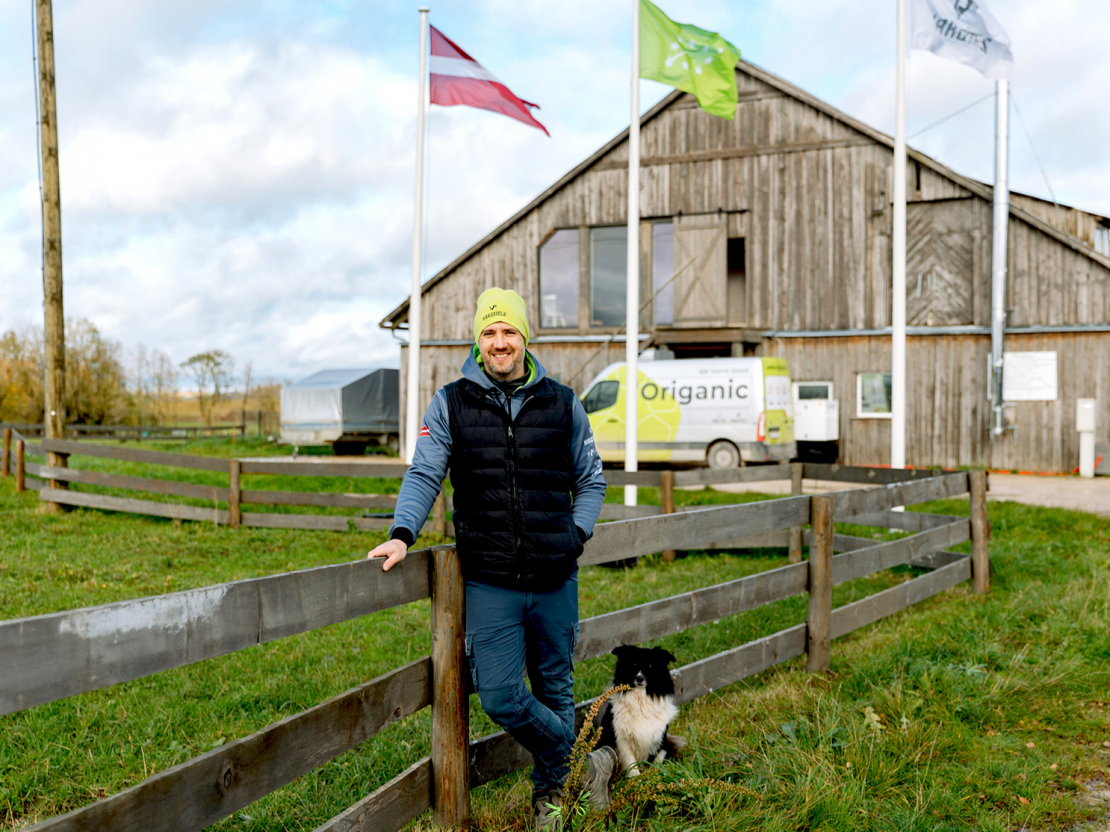 "Nākotnes mērķi ir saistīti ar bioloģiskās gaļas tirgus daļas stiprināšanu un palielināšanu, kas Latvijā, salīdzinot ar citām attīstītajām Eiropas valstīm, pagaidām ir neliela," atzīmē saimniecības īpašnieks Ričards Kalnciems.