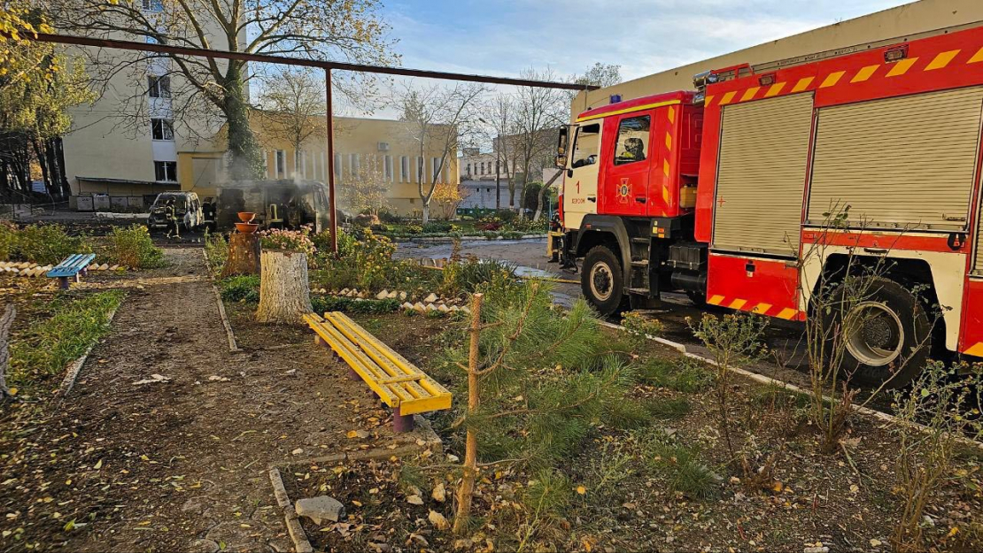 Krievijas armija pirmdienas pēcpusdienā apšaudījusi slimnīcu Hersonā, un zināms, ka tikusi iznīcināta ātrās palīdzības automašīna.