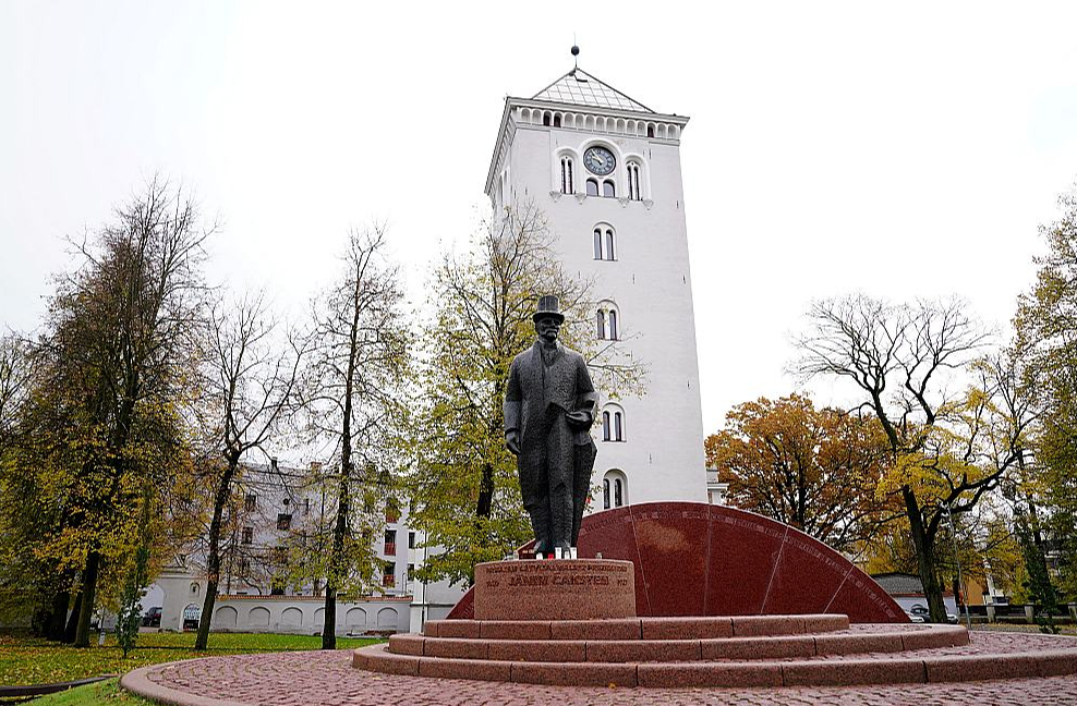 Piemineklis J. Čakstem Jelgavā.