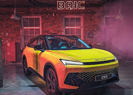 Uzraksts uz šī izskatīgā auto deguna nozīmē – Pekina. Vai esam gatavi ar tādu braukt Rīgā?