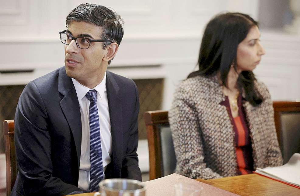 Lielbritānijas premjerministrs Riši Sunaks un toreizējā iekšlietu ministre Sjūela Bravermena šā gada 3. aprīlī. Sunaks pirmdien atlaida Bravermenu no amata, kurā iecelts līdzšinējais ārlietu ministrs Džeimss Kleverlijs.