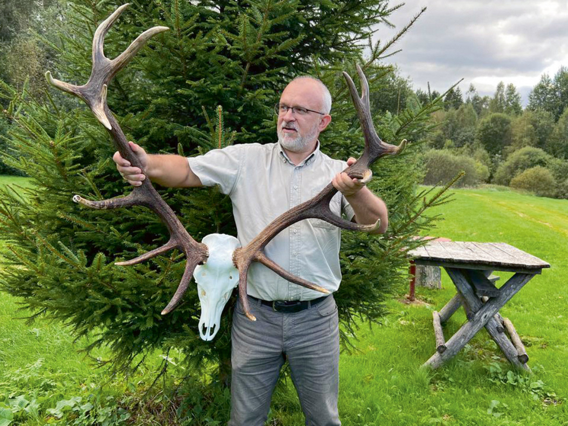 Ivars Koloda ar trofeju.