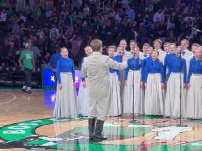 Koris "Kamēr..." dzied pirms Porziņģa spēles Bostonā.