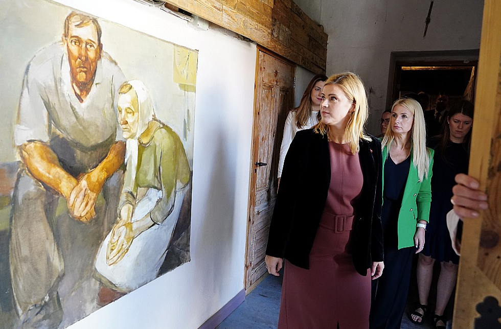 Pašvaldības, kas saņēmušas apsolījumu par papildu finansiālo atbalstu nākamgad, saka paldies Evikas Siliņas vadītajai valdībai, taču vienlaikus piebilst, ka atrastie septiņi miljoni neatrisināšot finansēšanas modeļa problēmu. Tāpat novadu pārstāvji piebilst, ka 11 novadu – Kuldīgas, Dobeles, Valkas, Madonas, Talsu, Balvu, Gulbenes, Alūksnes, Preiļu, Augšdaugavas, Rēzeknes – pašvaldībāsnākamgad varētu būt īpaši sarežģīta finansiālā situācija. Attēlā: premjere Evika Siliņa (centrā) savā pirmajā reģinonālajā vizītē Kuldīgā šā gada septembrī.