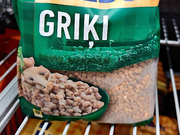 Piecu veikalu konkurencē zemākā cena atpazīstama zīmola Lietuvas izcelsmes griķiem.