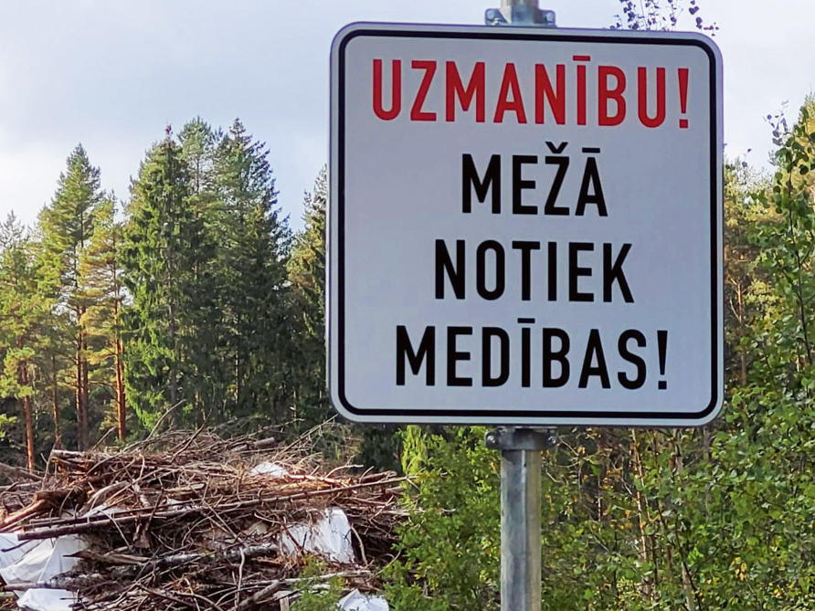 Teksts skaidrs un lakonisks. Sarkanā krāsa piesaista uzmanību.