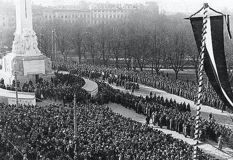 Brīvības pieminekļa atklāšana 1935. gada 18. novembrī. Monumentu ceļā no idejas līdz tapšanai pavadīja gluži latviska ķīvēšanās un vilcināšanās, taču okupācijas gadi tautas apziņā to padarīja par neapstrīdamu valstiskuma simbolu.