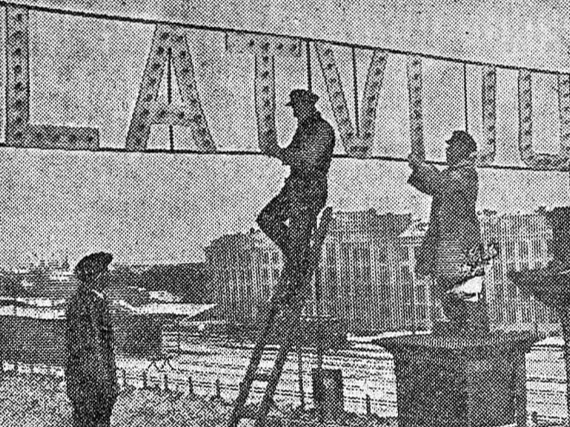 Spuldzīšu uzraksts virs Rīgas stacijas.