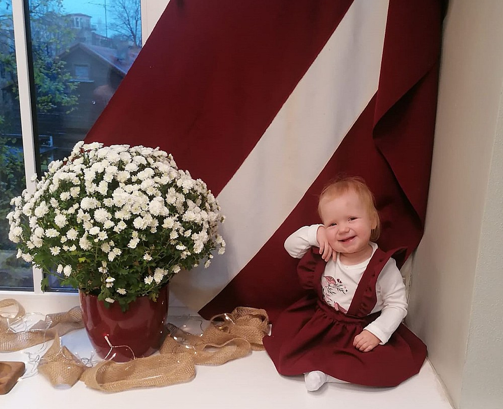 Sveicam "Latvijas Avīzes" esošos un nākamos lasītājus, visus Latvijas ļaudis valsts svētkos! Attēlā gadu vecā Karlīna Krievāne valsts svētku svinībās Mateja skoliņā Rīgā.