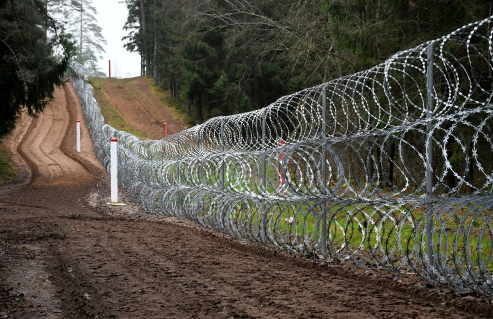 Dzeloņstiepļu žogs uz Latvijas-Baltkrievijas robežas.